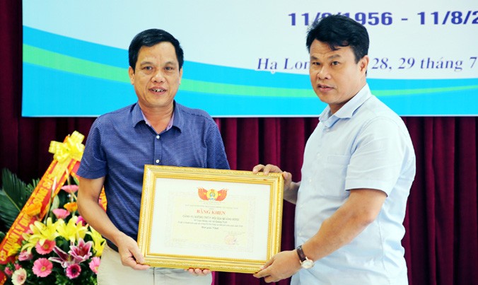 Ông Đỗ Nga Việt, Chủ tịch Công đoàn Bộ GT-VT trao giải nhất toàn đoàn cho đại diện Cơ quan Cảng vụ đường thủy nội địa Quảng Ninh.