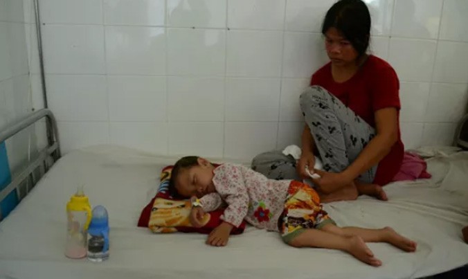 Chị ruột của bé Hậu tạm thời qua cơn nguy kịch và đang được theo dõi điều trị tại Bệnh viện Đa khoa huyện Tịnh Biên.