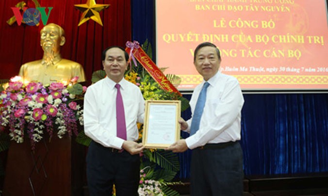 Chủ tịch nước Trần Đại Quang trao quyết định cho Thượng tướng Tô Lâm.