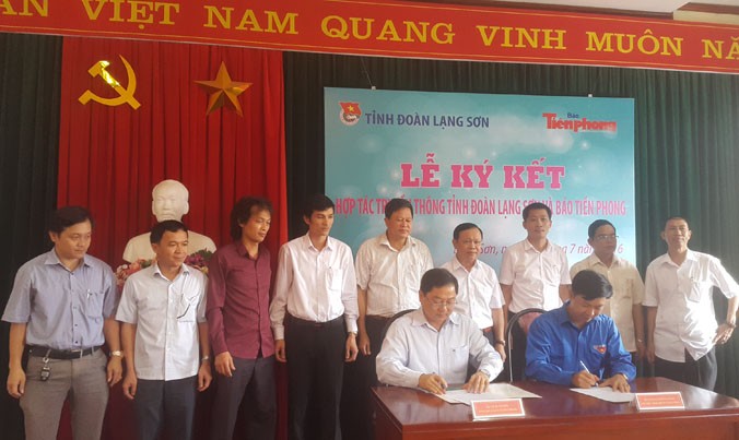 Tổng Biên tập báo Tiền Phong và Bí thư Tỉnh đoàn Lạng Sơn thực hiện ký hợp đồng Hợp tác truyền thông.