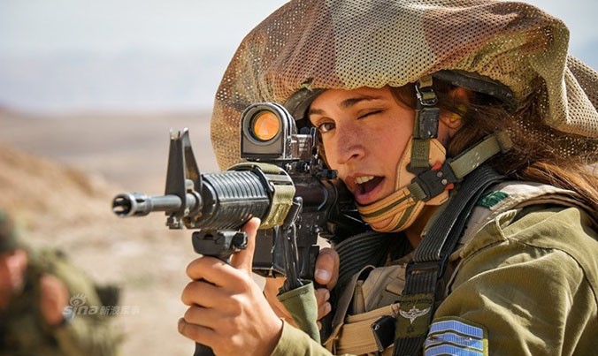 Israel là quốc gia thực hiện luật nghĩa vụ quân sự bắt buộc đối với mọi công dân từ 18 tuổi trở lên không phân biệt nam hay nữ. Do đó nữ giới luôn đóng vai trò quan trọng trong lực lượng vũ trang Israel từ lục quân cho tới không quân.