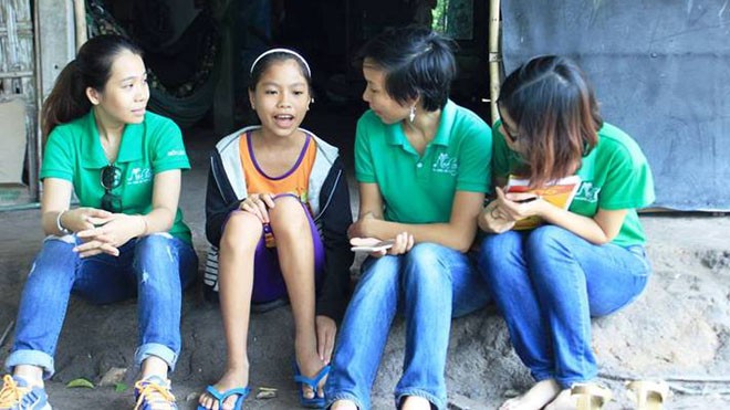 Tình nguyện viên Hội từ thiện Nốt Lặng tìm hiểu gia cảnh học sinh trường THCS Cầu Khởi, huyện Dương Minh Châu. 