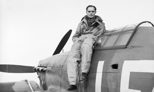 Douglas Bader chụp ảnh trên máy bay với đôi chân giả năm 1940. Ảnh: RAF.