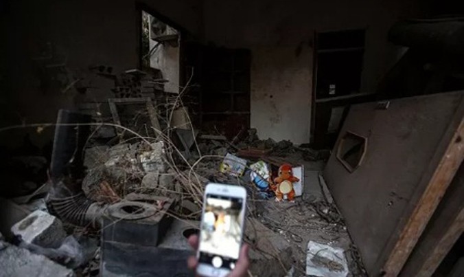 Nhiều thiếu niên tại Syria bất chấp những nguy hiểm, đi vào đống đổ nát để tìm và bắt Pokemon.