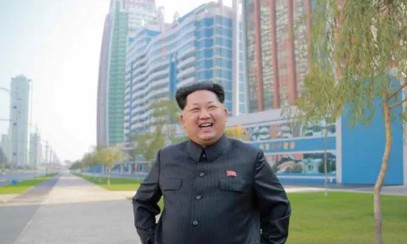 Nhà lãnh đạo Triều Tiên Kim Jong-un đứng trên đại lộ Ryomyong tại thủ đô Bình Nhưỡng của Triều Tiên. Ảnh: UPI.