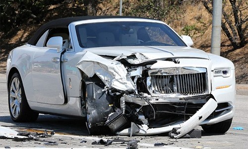 Mẫu siêu sang mui trần với phần đầu xe tan nát thuộc về ngôi sao truyền hình Kris Jenner. Ảnh: Splash News.