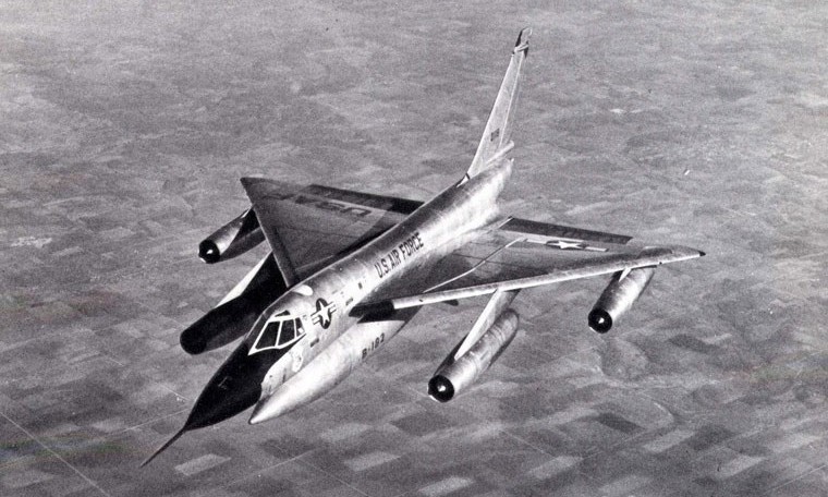 Đó là Convair B-58 Hustler - máy bay ném bom phản lực đầu tiên của Không lực Mỹ đạt được tốc độ siêu thanh Mach 2. Chiếc máy bay được phát triển cho Bộ chỉ huy Không quân chiến lược Không quân Mỹ vào cuối những năm 1950.