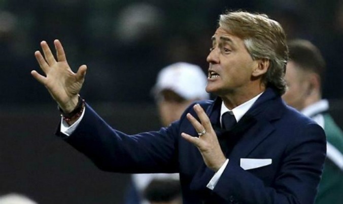 Mancini chỉ đạo Inter trong một trận đấu. Ảnh: Reuters.