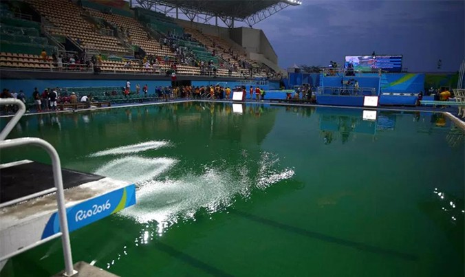 Trước cuộc thi đấu chung kết nội dung nhảu cầu 10 m nữ hôm 9/8, một bể bơi tại trung tâm thể thao dưới nước Maria Lenk bất ngờ đổi từ màu xanh dương sang màu xanh lá cây. Sự cố khiến nhiều VĐV và khán giả e ngại.