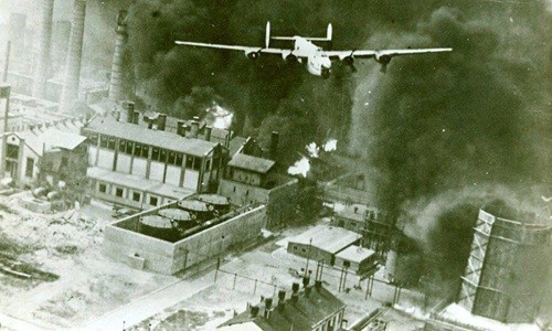 Oanh tạc cơ B-24 Liberator bay trên đầu mục tiêu ở Ploesti, Romania tháng 8/1943. Ảnh: US Army.