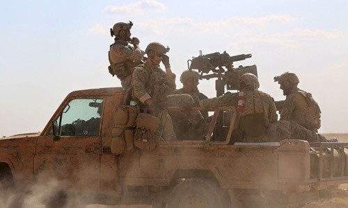 Các biệt kích Mỹ đang hỗ trợ lực lượng nổi dậy tấn công phiến quân IS ở gần thành phố Raqqa, Syria. Ảnh: AFP.