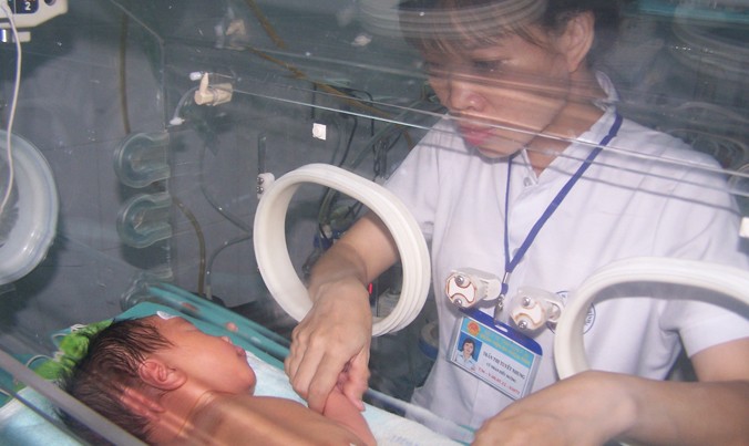 Bé trai sơ sinh đang được chăm sóc đặc biệt tại Bệnh viện Đa khoa Kon Tum.