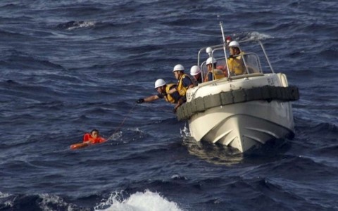 Tàu cứu hộ Nhật Bản cứu ngư dân Trung Quốc. Ảnh AP.
