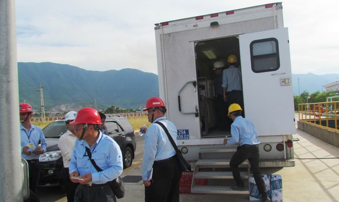 Hai xe quan trắc tự động của Bộ TN-MT đang thực hiện việc giám sát chất thải tại Formosa.