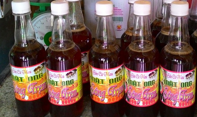 Mật ong U Minh được đóng chai bày bán ở Cà Mau.