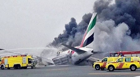Hình ảnh chiếc máy bay Boeing 777 gặp tai nạn khi đáp xuống đường băng ở sân bay Dubai, chuyến bay mà ông Khadar có mặt.