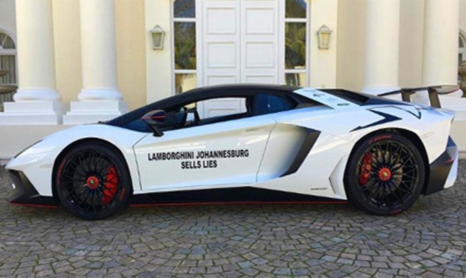Trên thân xe là dòng chữ tố đại lý dối trá khi vị khách hàng không còn là người duy nhất sở hữu siêu xe Lamborghini Aventador SV ở Nam Phi. Ảnh: Automotor.