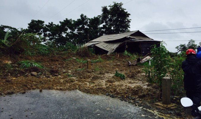 Nhà bị sập do mưa lũ tại huyện Mường Lát
