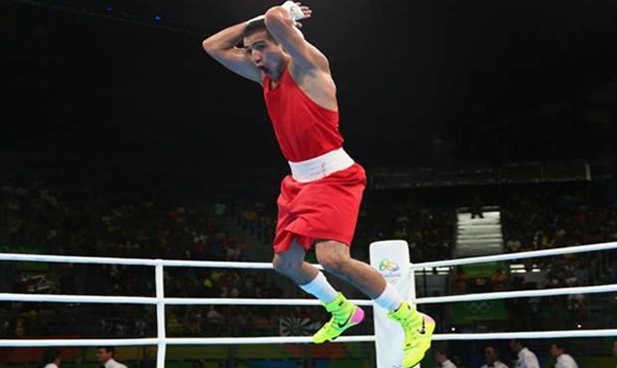 Tình huống diễn ra sau trận đấu quyền anh hôm thứ bảy tuần trước, tại Olympic Rio 2016. Shakhram Giyasov tỏ ra phấn khích sau chiến thắng và nhảy lên vung hai tay chia vui.
