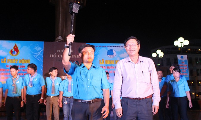 Anh Lê Văn Tâm, UVBTV Thành ủy, Phó Chủ tịch thường trực UBND thành phố, Chủ tịch danh dự Hội LHTN Việt Nam thành phố Cần Thơ trao ngọn đuốc truyền thống cho đại diện Ban Chỉ đạo thực hiện kế hoạch thi đua.