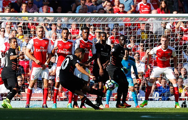 Coutinho (số 10) với pha đá phạt thần sầu mở ra màn ngược dòng ngoạn mục của Liverpool. Ảnh: Reuters.