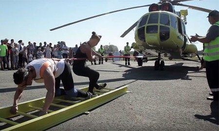 Sốc với cảnh cô gái kéo trực thăng nặng 8,6 tấn