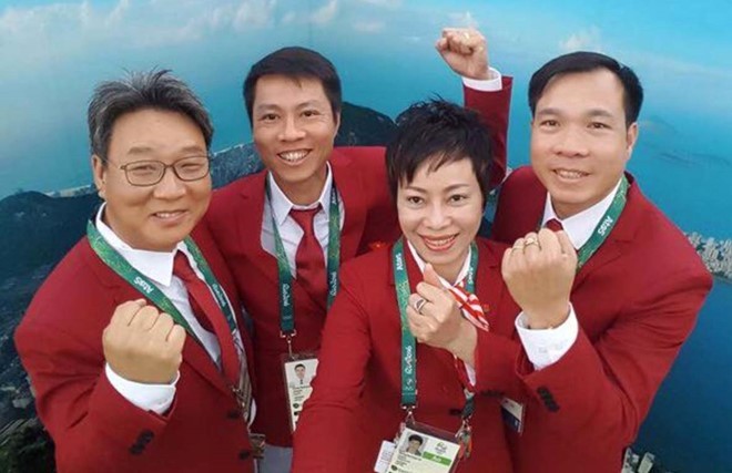 Trần Quốc Cường (thứ hai trái sang) là một trong hai xạ thủ Việt Nam dự Olympic Rio 2016.