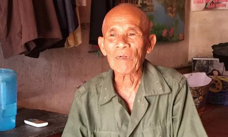Cụ ông 80 tuổi Trần Văn Thêm hơn nửa thế kỷ mang nỗi đau khổ nhục. Ảnh: Bá Đoàn.