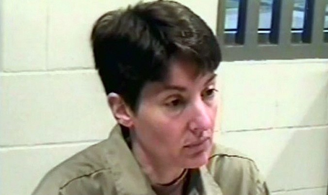 Ana Montes trong bộ quần áo tù nhân.
