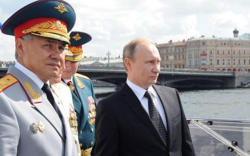 Bộ trưởng Quốc phòng Nga Sergei Shoigu và Tổng thống Vladimir Putin tại St Petersburg tháng trước. Ảnh: AFP.