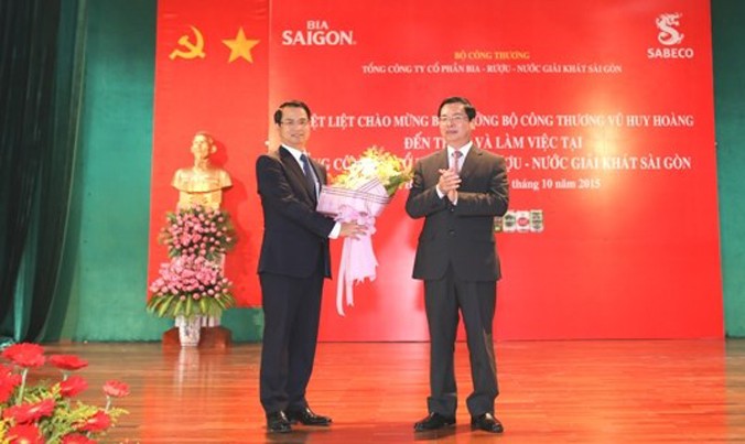 Bộ trưởng Vũ Huy Hoàng (phải) tặng hoa cho ông Võ Thanh Hà, Chủ tịch Sabeco