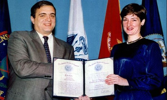 Ana Montes nhận chứng chỉ xuất sắc do Giám đốc CIA trao năm 1997.