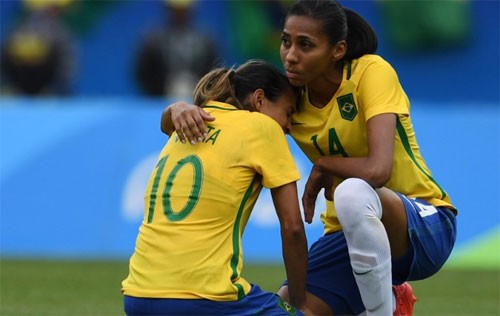 Marta (trái) không nén nổi nước mắt sau thất bại. Ảnh: Reuters.