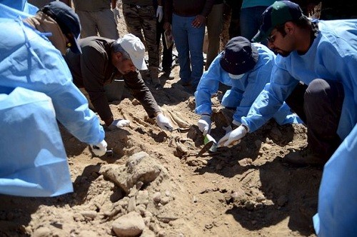 Chính quyền Iraq khai quật hài cốt của binh sĩ thiệt mạng trong vụ thảm sát năm 2014. Ảnh: Reuters.