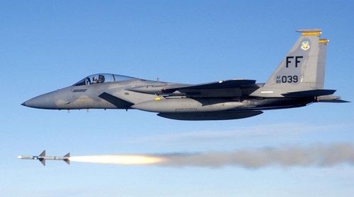 Tiêm kích F-15C của Mỹ phóng tên lửa AIM-7 Sparrow. Ảnh: Wikipedia.