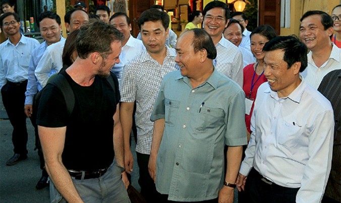 Thủ tướng đi dạo trong phố cổ, trò chuyện cùng du khách nước ngoài. Ảnh: Quang Hiếu.