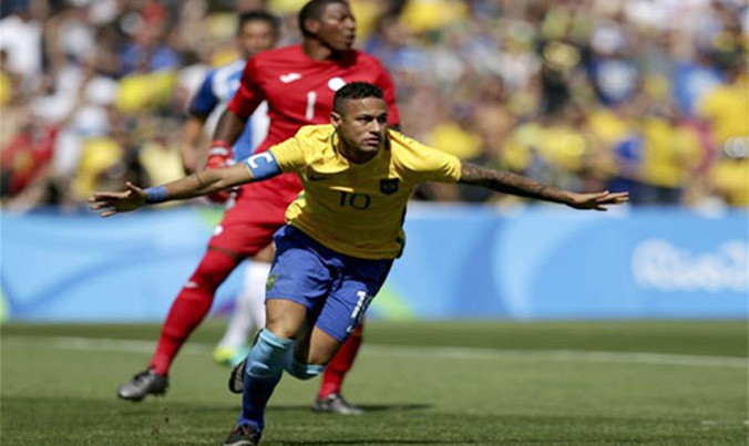 Neymar tỏa sáng đúng lúc trong màu áo Brazil. Ảnh: Reuters.