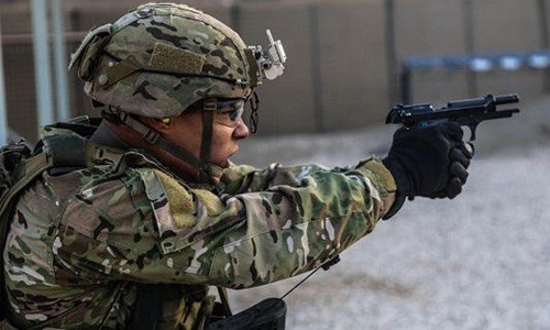 Một binh sĩ Mỹ sử dụng mũ bảo hiểm chiến đấu chống đạn ACH. Ảnh: Zone Militaire.