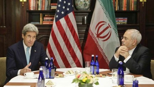 Ngoại trưởng Mỹ John Kerry (trái) và người đồng cấp của Iran Mohammad Javad Zarif. Ảnh: AP.