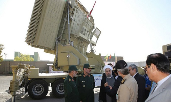 Tổng thống Iran Hassan Rouhani (thứ ba từ trái sang) và Bộ trưởng Quốc phòng Hossein Dehghan (thứ hai từ trái sang) đứng cạnh hệ thống Bavar 373. Ảnh: Reuters/ President.ir.