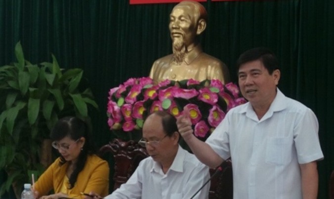 Ông Nguyễn Thành Phong (bìa phải) - Chủ tịch UBND TPHCM - phát biểu tại buổi họp. Ảnh: Quốc Ngọc.
