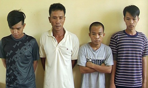 Huy (bìa trái) cùng 3 nghi phạm bị bắt giữ. Ảnh: Thái Hà.