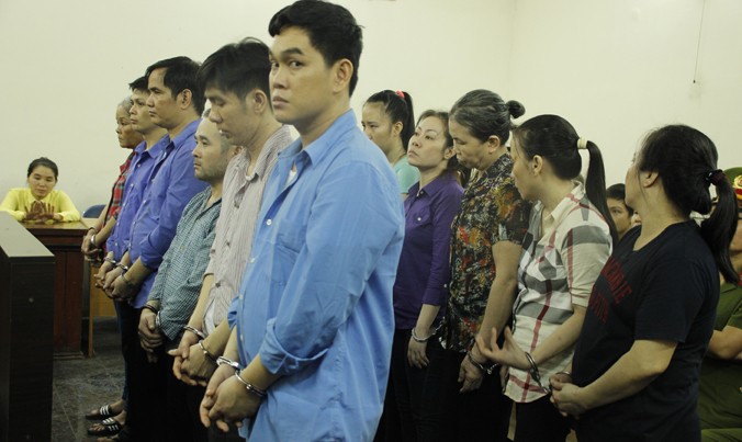 Các bị cáo trong đường dây ma túy xuyên Việt nghe tòa tuyên án chiều 23/8. Ảnh: Tân Châu.