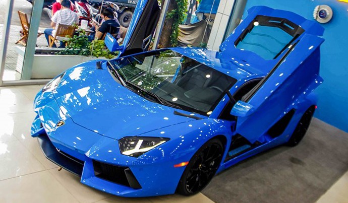 Đây là chiếc Lamborghini Aventador màu xanh Le Mans Blue đầu tiên được nhập về Việt Nam. Trước đó, giới chơi xe Việt từng biết đến một chiếc Aventador phiên bản SV cũng có màu sơn xanh nhưng đậm hơn. 