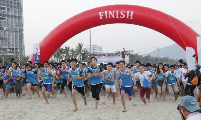 Hàng ngàn đôi chân trần thi chạy trên bờ biển Đà Nẵng vào tháng 2/2016. Ảnh: Thanh Trần.