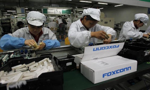 Công nhân làm việc tại nhà máy Foxconn.