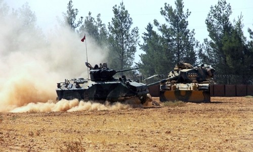 Xe tăng Thổ Nhĩ Kỳ tại khu vực biên giới với Syria. Ảnh: AP.