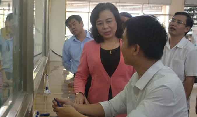 Phó Bí thư Thành ủy Hà Nội Ngô Thị Thanh Hằng kiểm tra tại bộ phận một cửa của Sở KH&ĐT Hà Nội.