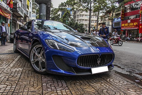 Maserati GranTurismo MC Stradale thiết kế ngoại thất mang đậm tính khí động học và phong cách hầm hố. Kích thước chiều dài 4.933 mm, rộng 2.044 mm và cao 1.343 mm, chiều dài cơ sở ở mức 2.938 mm.