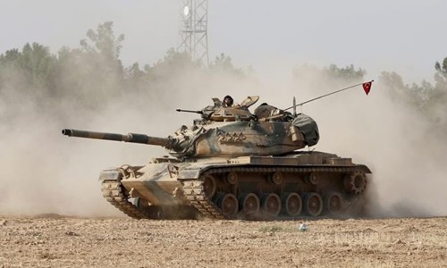Xe tăng quân đội Thổ Nhĩ Kỳ tiến vào thị trấn Jarablus của Syria. Ảnh: Al Jazeera.